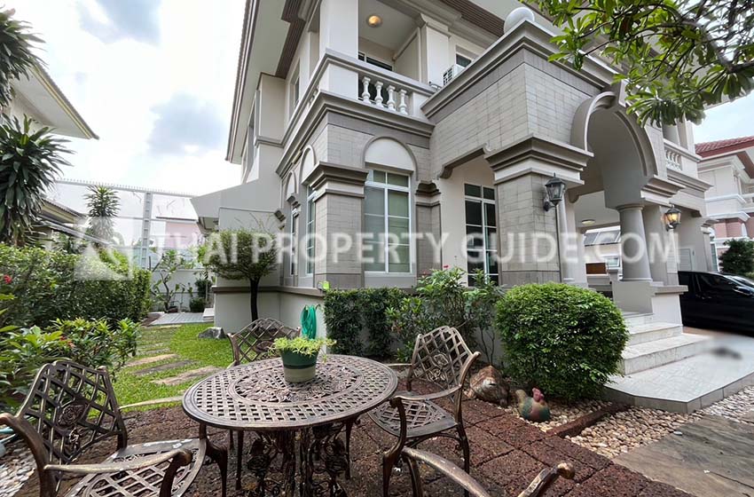 House with Shared Pool in Sukhumvit 